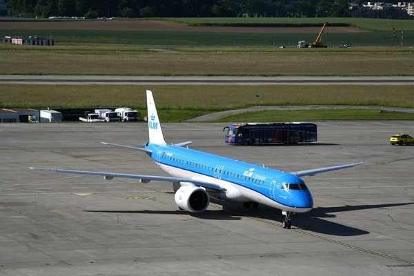 Explore the rich heritage of uk vineyards: unique wine-tasting tours that dive into regional history